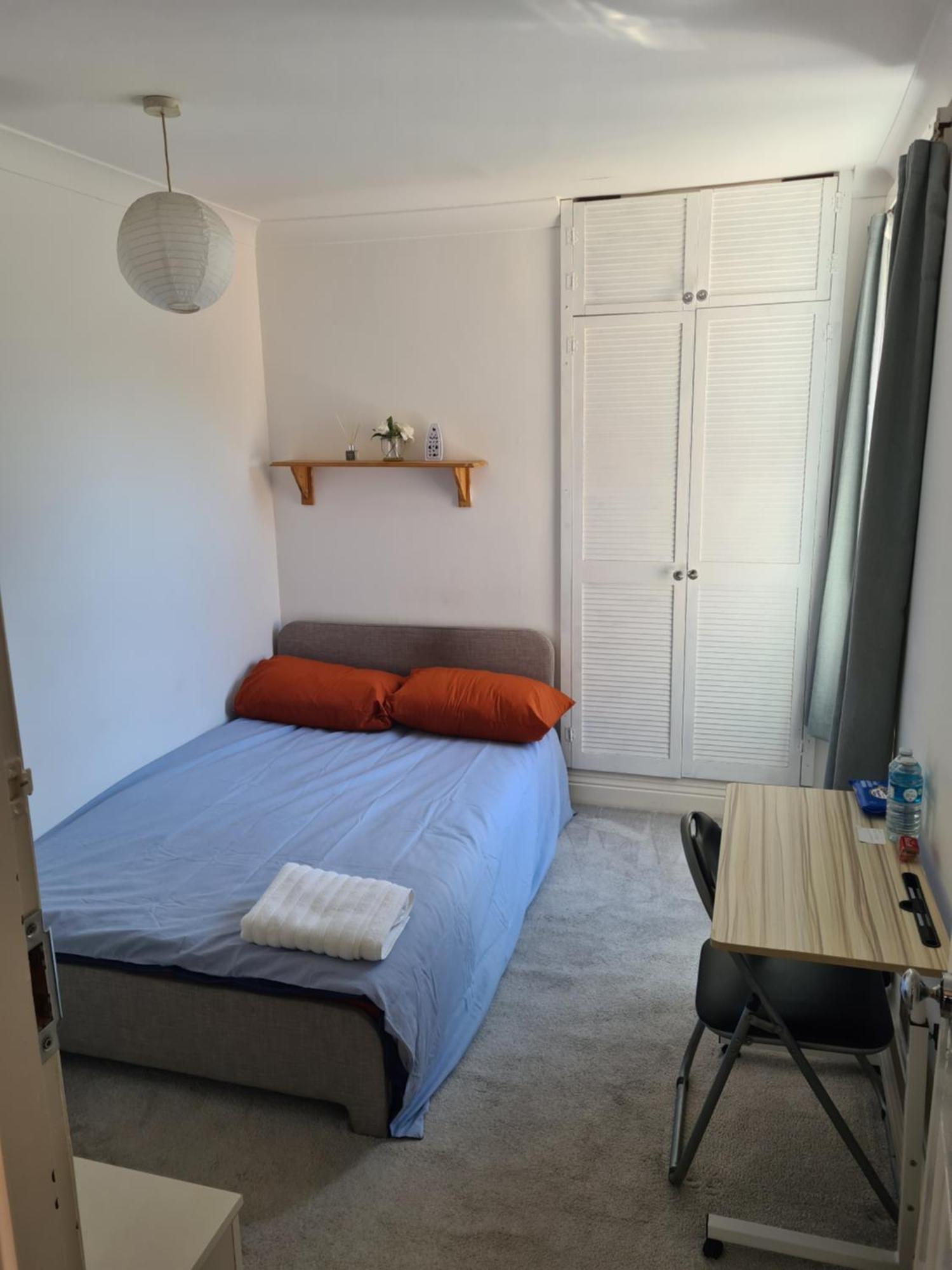 A Private & Beautiful Bedroom With Shared Bathroom In The Heart Of בורנמות' מראה חיצוני תמונה