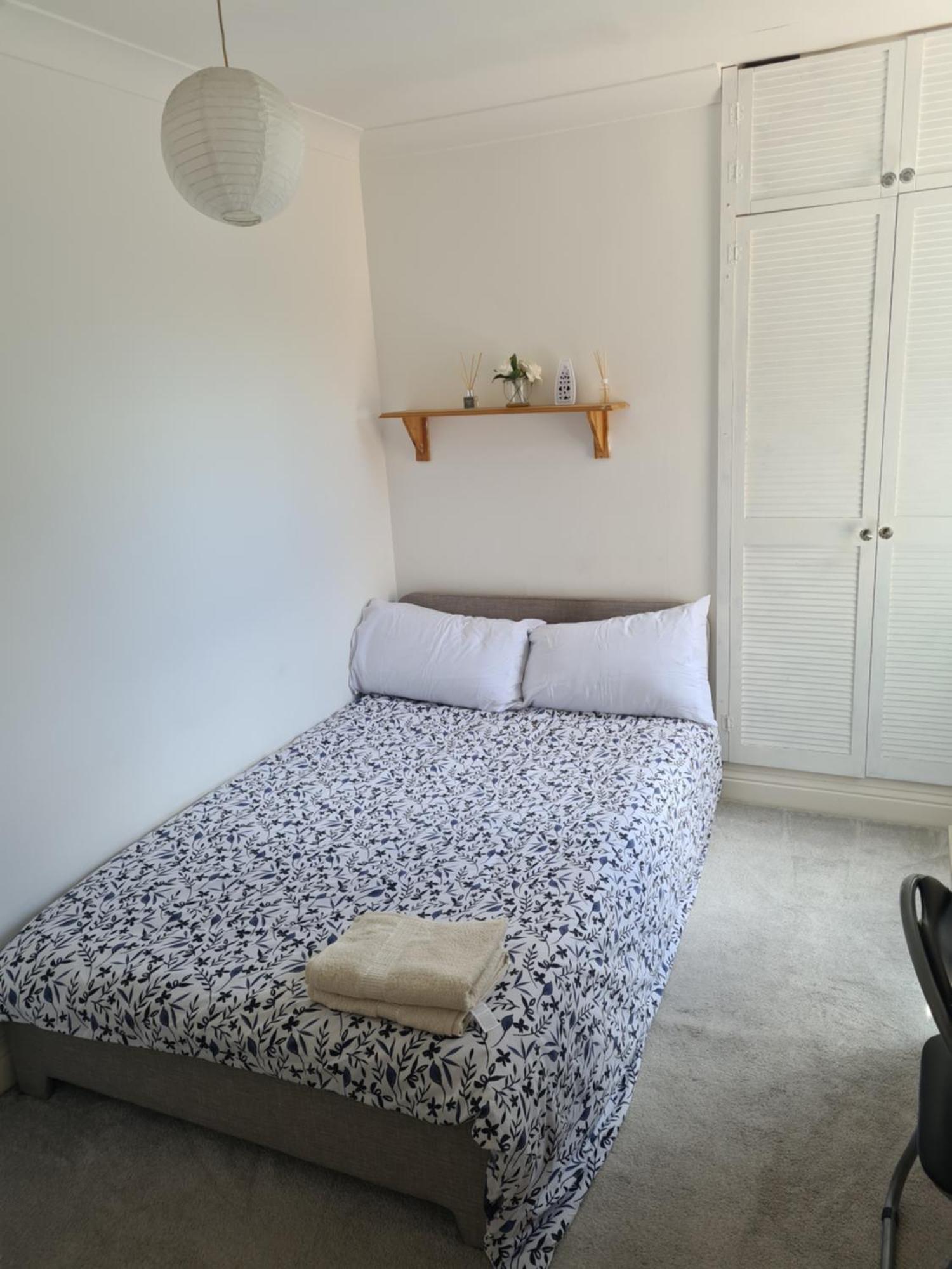 A Private & Beautiful Bedroom With Shared Bathroom In The Heart Of בורנמות' חדר תמונה