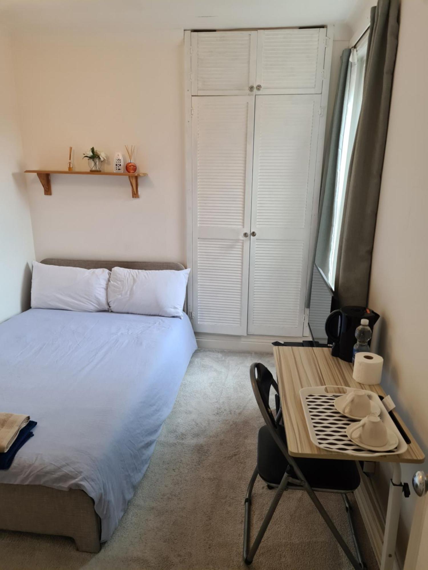 A Private & Beautiful Bedroom With Shared Bathroom In The Heart Of בורנמות' מראה חיצוני תמונה