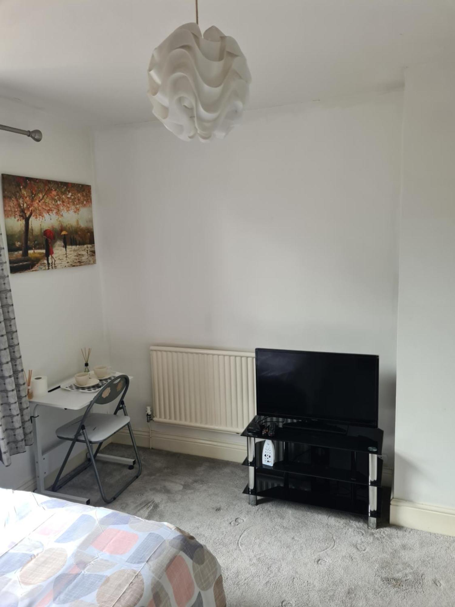 A Private & Beautiful Bedroom With Shared Bathroom In The Heart Of בורנמות' מראה חיצוני תמונה