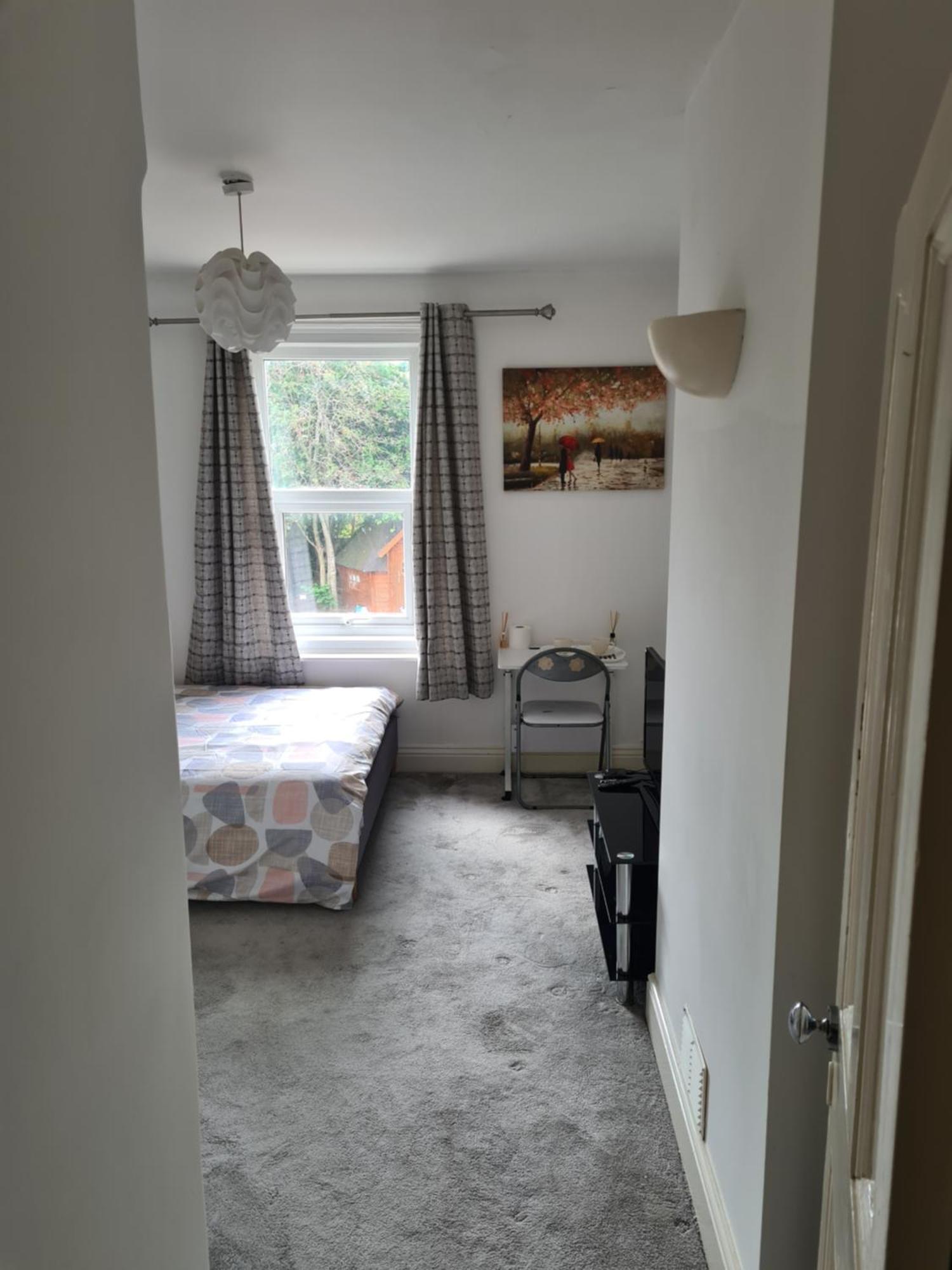 A Private & Beautiful Bedroom With Shared Bathroom In The Heart Of בורנמות' מראה חיצוני תמונה