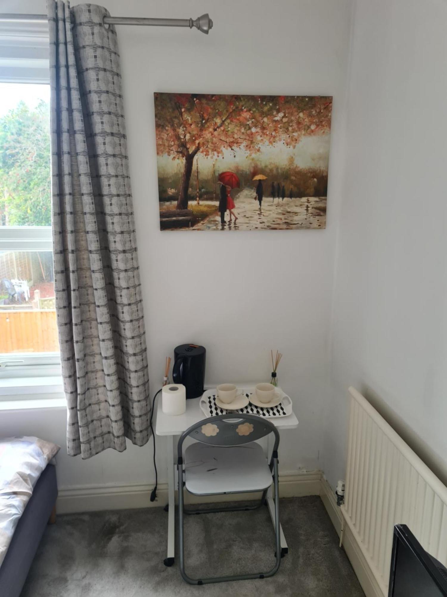 A Private & Beautiful Bedroom With Shared Bathroom In The Heart Of בורנמות' מראה חיצוני תמונה