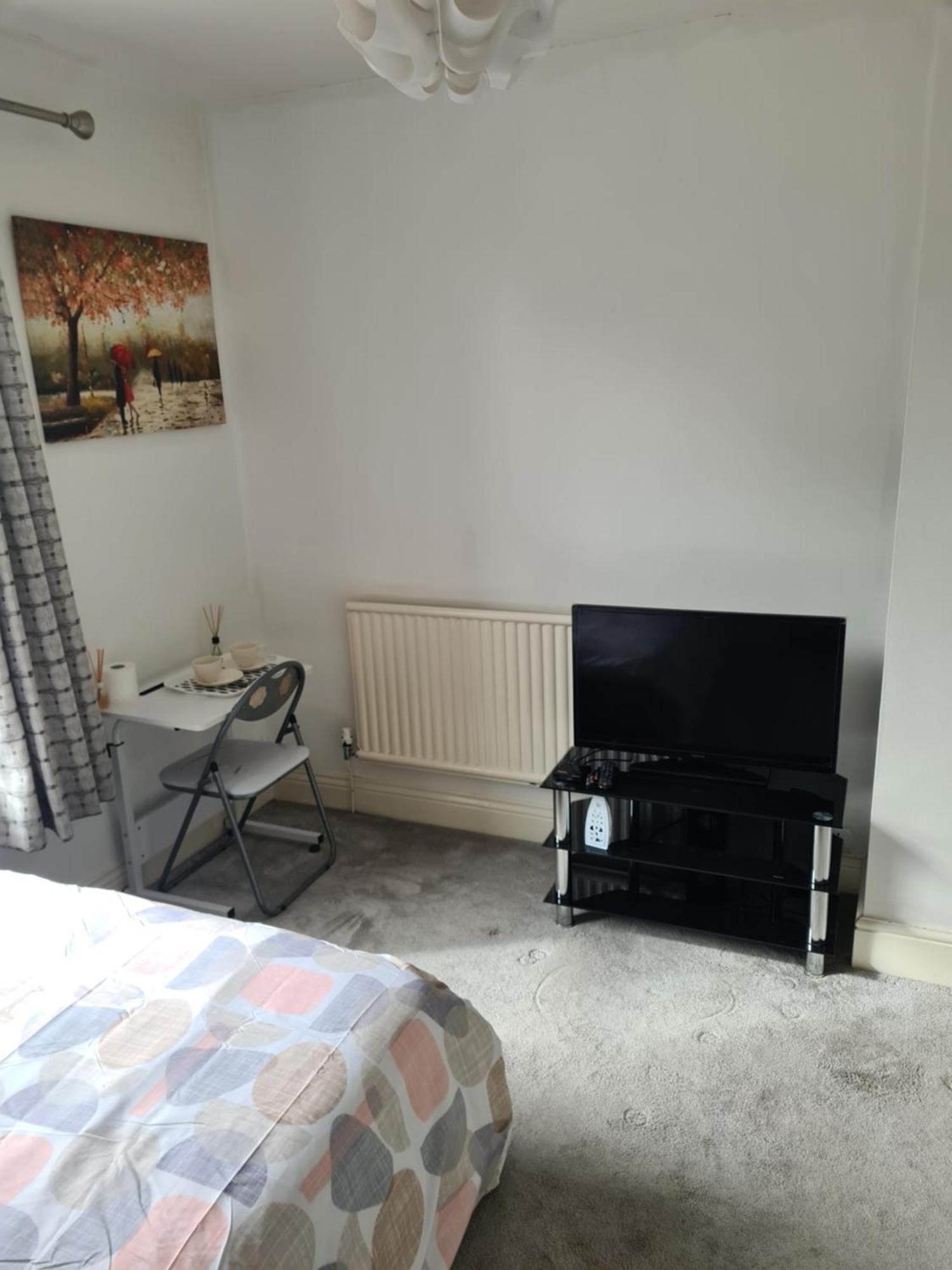 A Private & Beautiful Bedroom With Shared Bathroom In The Heart Of בורנמות' מראה חיצוני תמונה